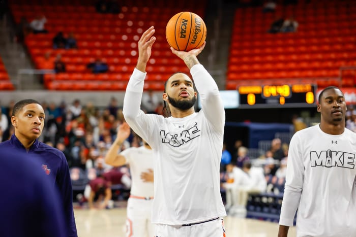 Johni Broome pregame before Auburn vs Mississippi State.